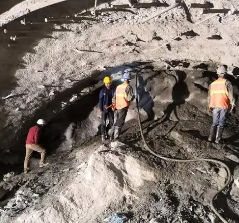 建华隧道拱顶带模注浆料，微膨胀注浆料的特点及施工工艺